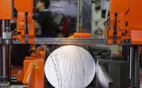 石渠立式金属带锯床切削出现跑带故障解决方法！